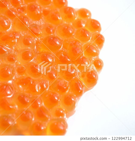 新鮮美味的醬油醃三文魚子 新鮮美味的醬油醃三文魚子 122994712