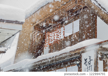 Snow-covered old house @Ouchijuku 122994791