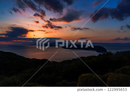 和歌山縣紀伊海峽的美麗夕陽 - 地平線附近美麗的夕陽和藍天上漂浮的晚霞 122995653