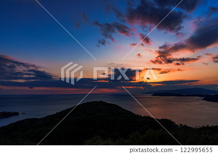 Beautiful sunset over the Kii Straits in Wakayama: Beautiful gradation of the sunset sky① 122995655