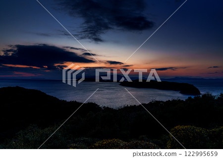 Beautiful sunset in the Kii Straits, Wakayama: Sunset near the horizon and a blue moment in the sky② 122995659