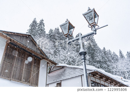 雪天早晨的銀山溫泉(山形縣) 雪天早晨的銀山溫泉(山形縣) 122995806