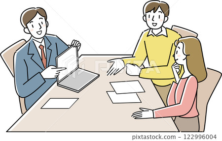 一名男子使用電腦解釋,青年男女正在聽他講話 一名男子使用電腦解釋,青年男女正在聽他講話 122996004