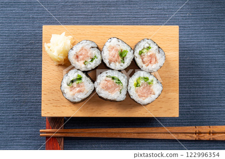 Negitoro sushi roll 122996354