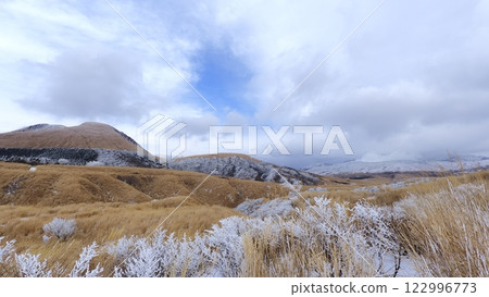 Snow-covered Mt. Kishima and the crater of Mt. Nakadake in Aso 1 122996773