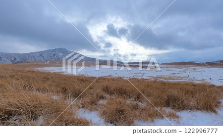 Snow-covered Kusasenrihama and Mt. Eboshi in Aso 4 Snow-covered Kusasenrihama and Mt. Eboshi in Aso 4 122996777