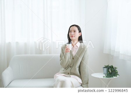 Business woman taking a break 122996845