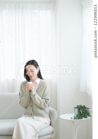 Business woman taking a break 122996853