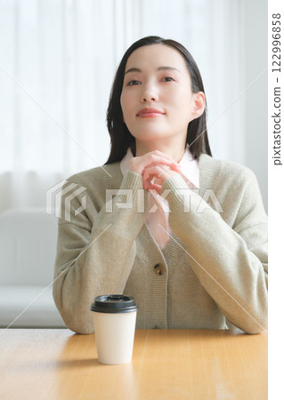 女商人坐在桌邊思考 122996858