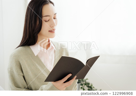 女商人重讀她的筆記 女商人重讀她的筆記 122996908