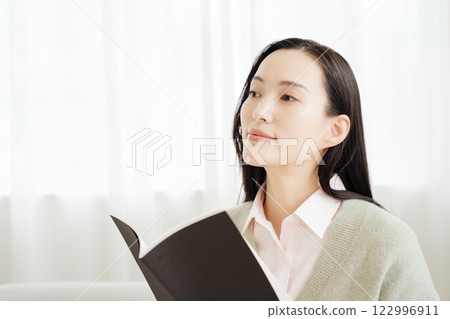 女商人重讀她的筆記 女商人重讀她的筆記 122996911