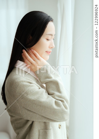 女商人從辦公室窗戶向外看 女商人從辦公室窗戶向外看 122996924