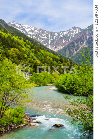 「上高地的新綠」～從田代橋、穗高橋地區眺望梓川的流淌和皚皚白雪的穗高山脈 122997034