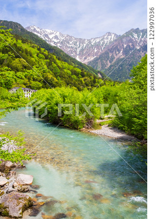 "Fresh greenery in Kamikochi" - A view of the flow of the Azusa River and the snow-capped Hotaka mountain range from the Tashiro Bridge and Hotaka Bridge areas 122997036