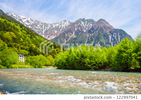 "Fresh greenery in Kamikochi" - A view of the flow of the Azusa River and the snow-capped Hotaka mountain range from the Tashiro Bridge and Hotaka Bridge areas 122997041