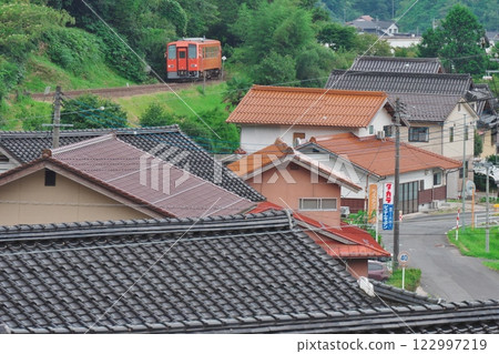 行駛在山城(奧出雲町)的貴誌本線列車 行駛在山城(奧出雲町)的貴誌本線列車 122997219