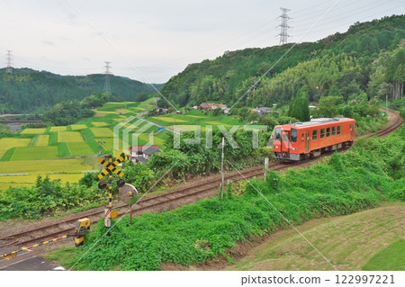 A local line running through the countryside (Kisuki Line: Okuizumo Town) 122997221