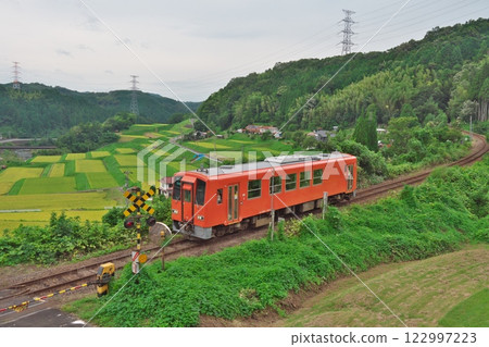 行駛在田園的貴志本線列車(奧出雲町) 行駛在田園的貴志本線列車(奧出雲町) 122997223