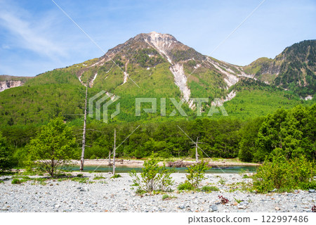 Fresh greenery in Kamikochi (view of Mt. Yake from around Taisho Pond) 122997486