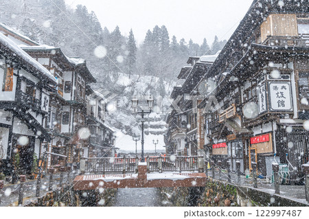 Snowfall at Ginzan Onsen (Yamagata Prefecture) 122997487