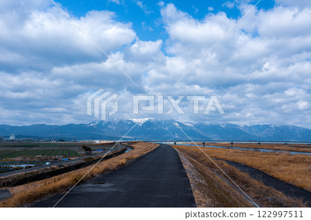 從野洲川河口望去白雪皚皚的希拉山脈 122997511