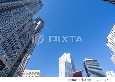 看摩天大樓的辦公室鎮的風景 看摩天大樓的辦公室鎮的風景 122997620
