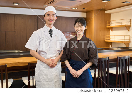 在日本餐廳工作的微笑員工 在日本餐廳工作的微笑員工 122997843