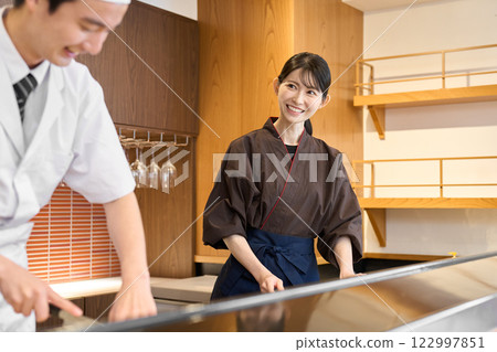 日本餐廳的員工們愉快地工作 122997851
