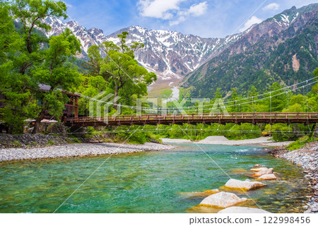 「上高地的新綠色」河童橋和穗高山脈 122998456