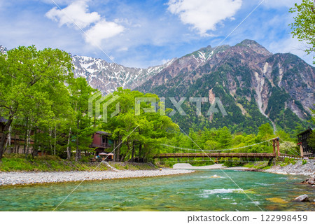 「上高地的新綠色」河童橋和穗高山脈 122998459