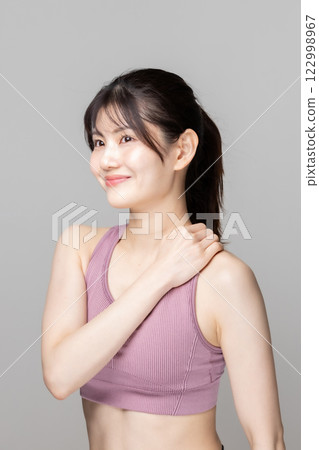 穿著運動服伸展身體的美女 穿著運動服伸展身體的美女 122998967