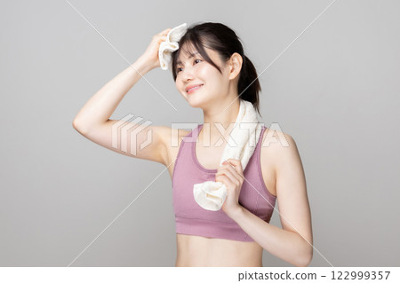 穿著運動服、脖子上圍著毛巾的漂亮女人 122999357
