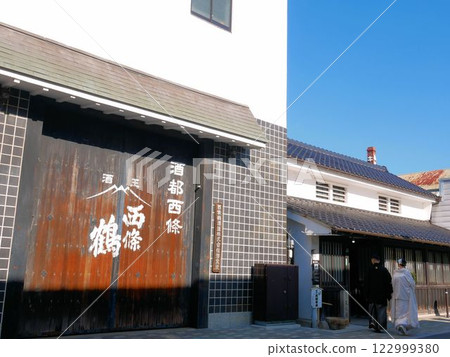 The bride and groom walking down Sakagura-dori Street (Saijo-cho, Higashihiroshima City) 122999380