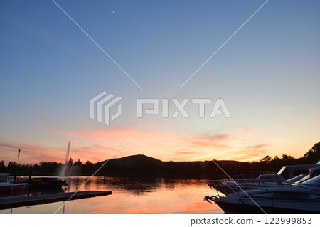 法國梅斯。魔幻時刻的人工湖和月亮。拍攝於 2024 年 5 月 11 日。 122999853