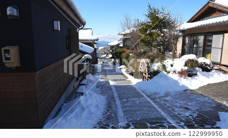 中山道馬籠宿的雪景 122999950