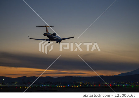 黃昏時分的仙台機場，飛機降落，宮城縣名取市 123000165