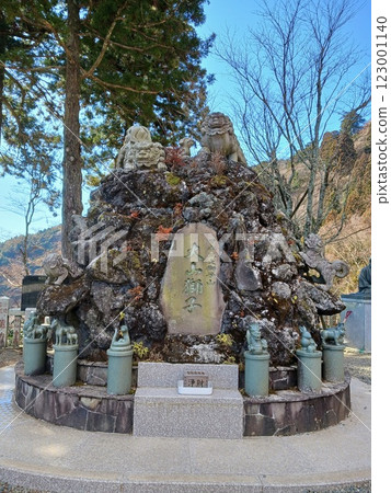 大山獅子石碑與狛犬|日本傳統文化與神聖祈禱的場景 大山獅子石碑與狛犬|日本傳統文化與神聖祈禱的場景 123001140