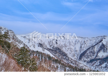 Looking north towards Mt. Hotaka and Mt. Nakanodake from the lift (Crystal Express) at Kawaba Ski Resort in Kawaba Village, Gunma Prefecture 123001832