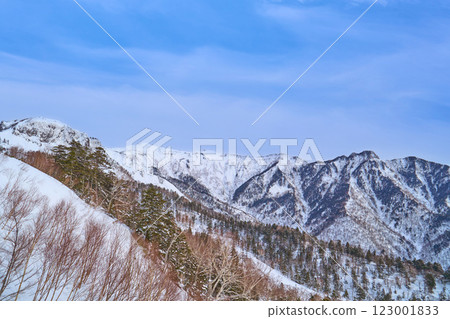 從群馬縣川場村川場滑雪場的纜車（水晶快車）頂部向北望去，可以看到穗高山和前穗高 123001833