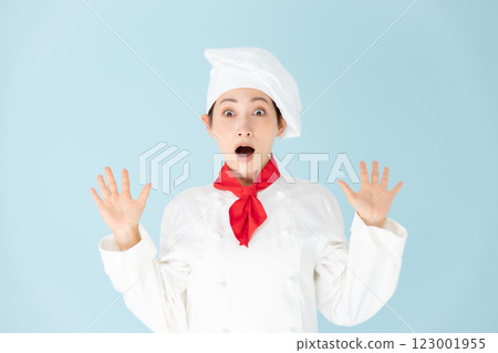 女廚師做菜外套驚訝 123001955