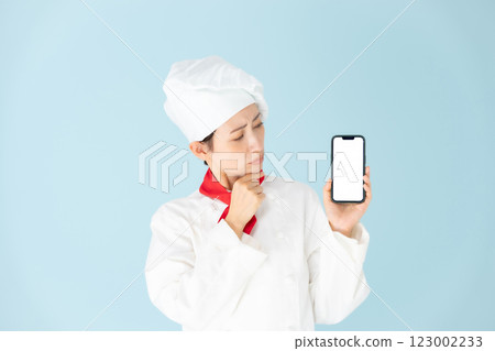 女廚師煮飯外套智慧型手機擔心 123002233