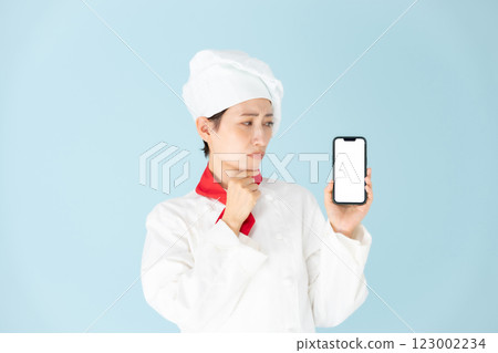 女廚師煮飯外套智慧型手機擔心 123002234