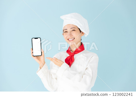 女廚師廚師外套智慧型手機微笑 123002241