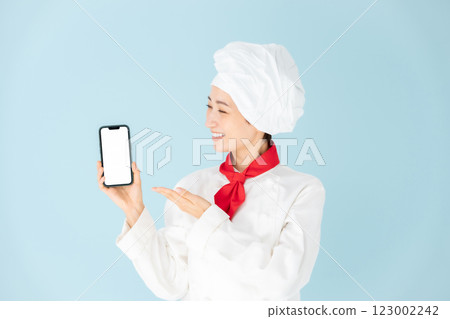 女廚師廚師外套智慧型手機微笑 123002242