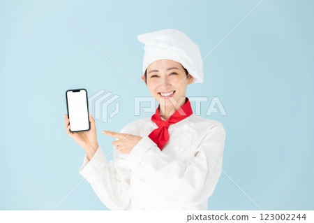 女廚師廚師外套智慧型手機微笑 123002244