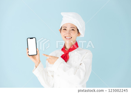 女廚師廚師外套智慧型手機微笑 123002245