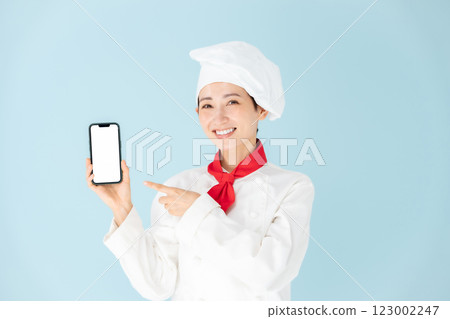 女廚師廚師外套智慧型手機微笑 123002247