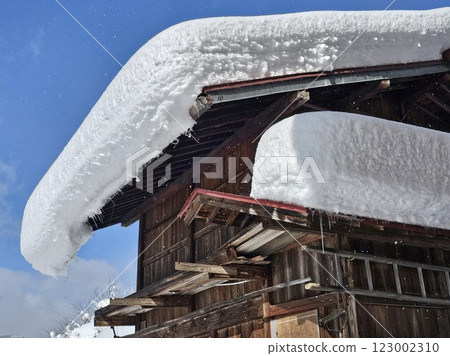躺在屋頂上的雪 123002310