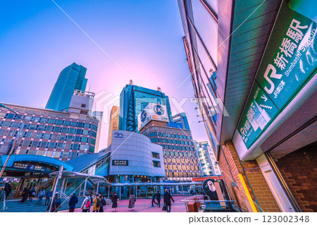 日本東京城市景觀 - 邁向新時代...新橋站和百合海鷗號的新橋站景觀。希望之光 = 第 15 日本東京城市景觀 - 邁向新時代...新橋站和百合海鷗號的新橋站景觀。希望之光 = 第 15 123002348