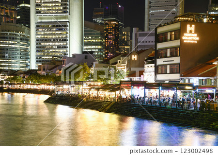 Building view of the Boat Quay historic shophouses on the banks of the Singapore River is full of bars and restaurants. Building view of the Boat Quay historic shophouses on the banks of the Singapore River is full of bars and restaurants. 123002498
